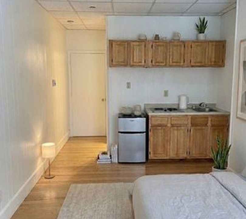 2nd image of 272 Newbury St #2L