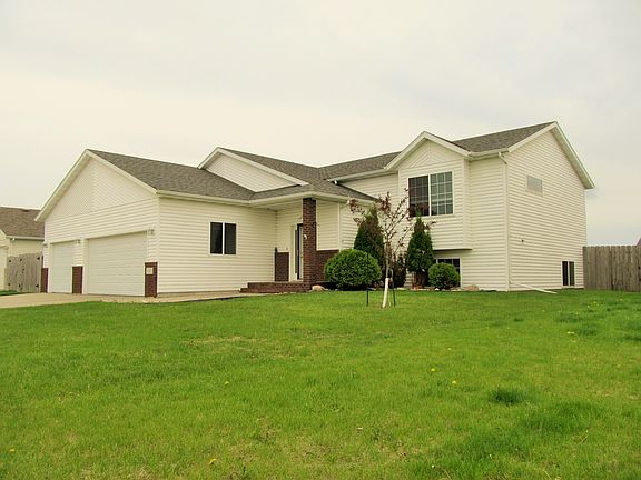 2nd image of 1690 Oakwood Dr