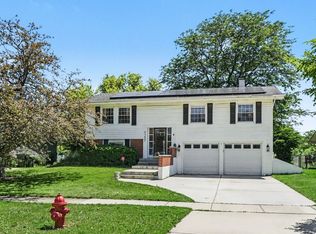 1355 Devonshire Ln, Hoffman Estates, IL 60169