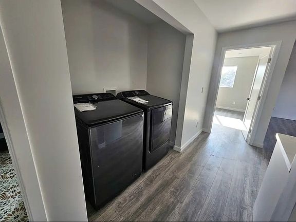 3rd image of 9035 1/2 Lindley Ave