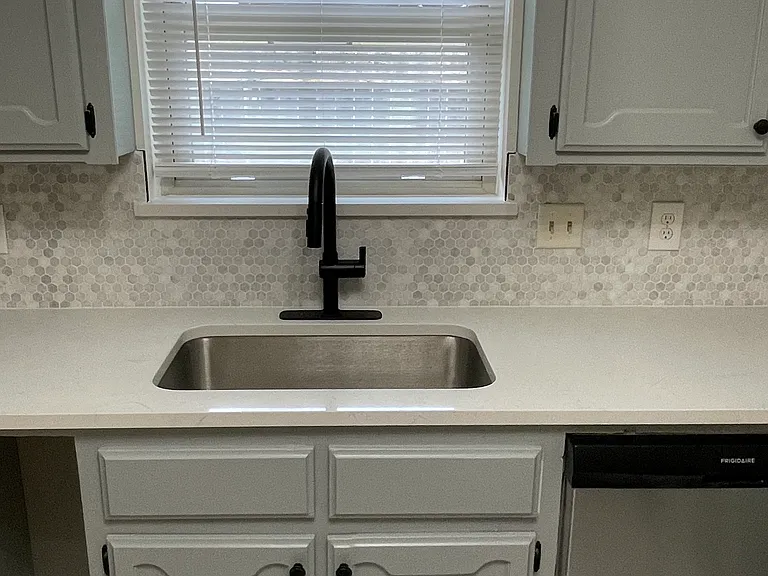 1715 Lancaster Cir — Photo 9