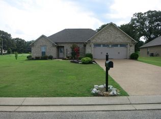 16 Bedford Farms Dr, Jackson, TN 38305