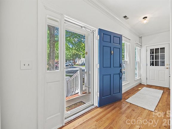 5th image of 3211 Moores Glen Dr