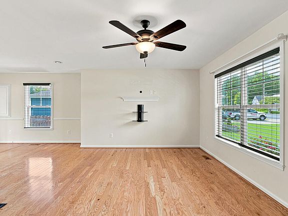3rd image of 60 Byway Cir