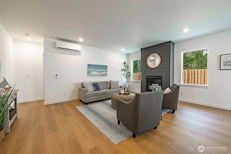 4th image of 2918 Cedar View Way