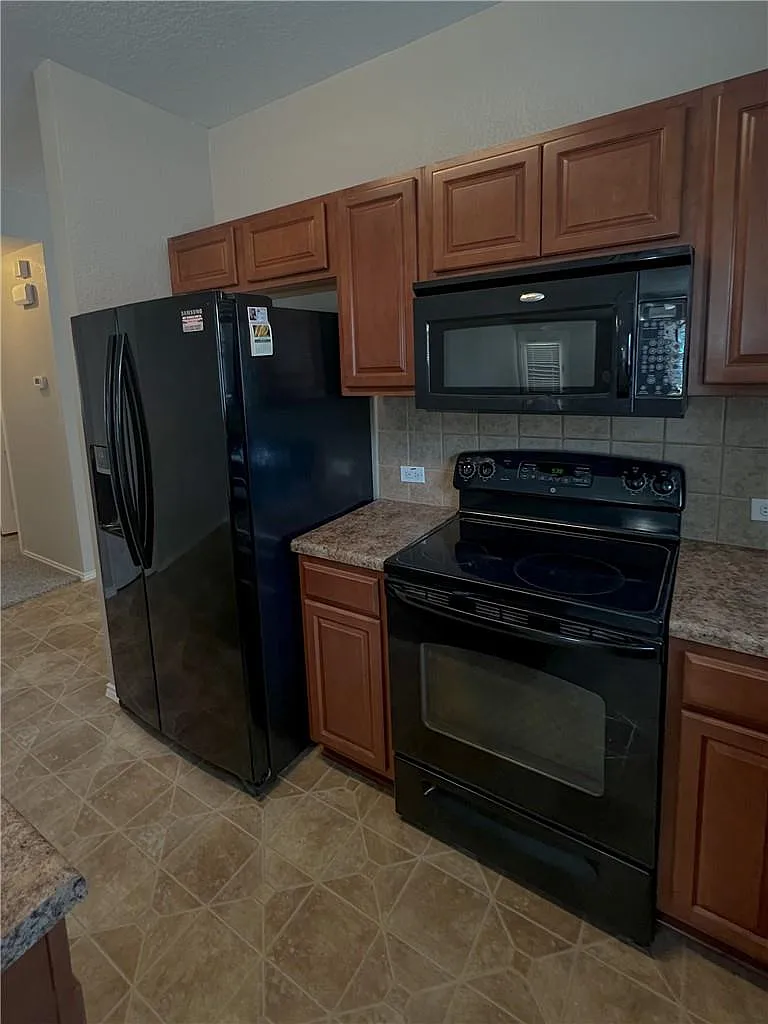 3 bed, 2.0 bath, 1788 sqft, $2,100 — Photo 3