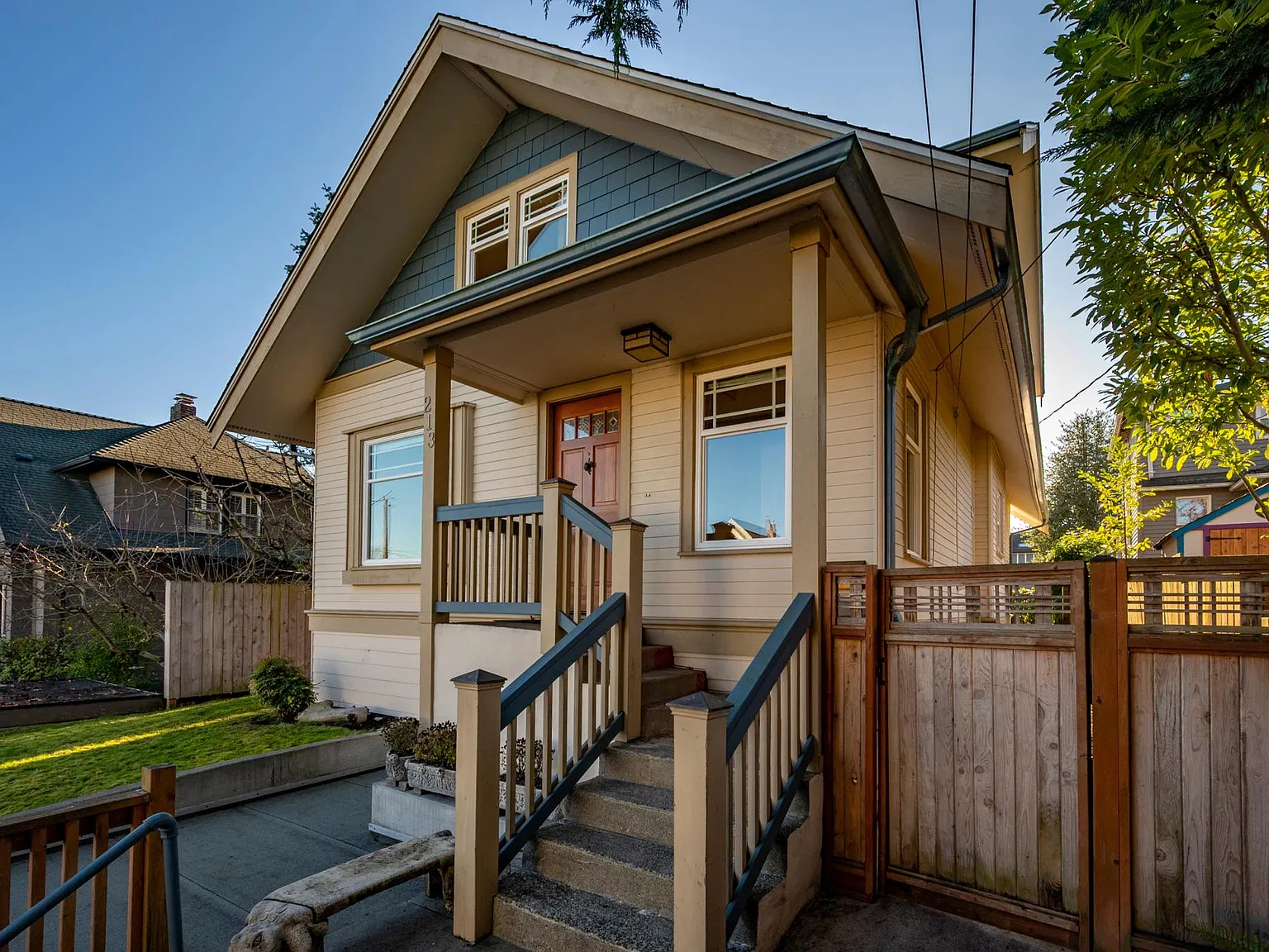 213 Crockett St — Photo 3