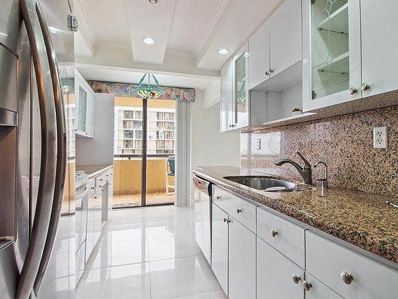 4th image of 2555 Collins Ave APT 1600