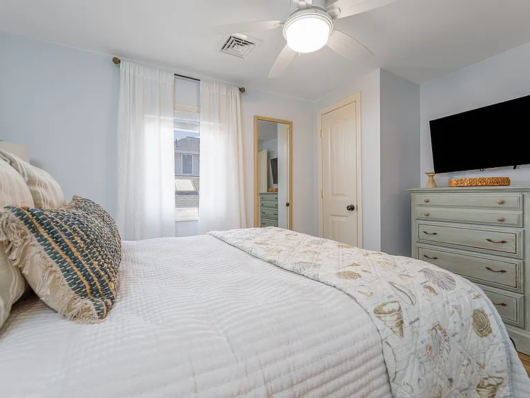 512 E 14th St #2 — Photo 13
