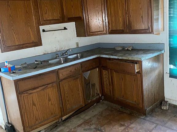 3rd image of 704 Tyson Ave