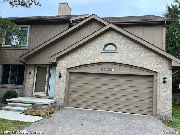 29703 Sierra Pointe Cir, Farmington, MI 48331