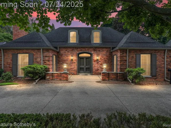 267 Hillcrest Ave, Grosse Pointe Farms, MI 48236