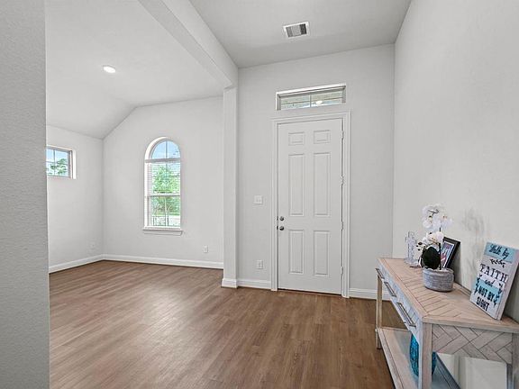 4th image of 5811 Dublin Ln