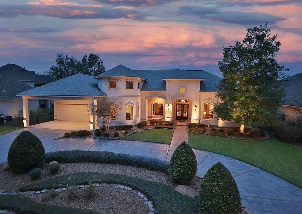 LAKEFRONT CUSTOM HOME - This beautiful one story home is on the private lake inside the gated community, Sterling Gate Estates.