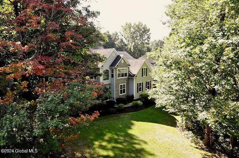 3rd image of 972 Mac Arthur Drive