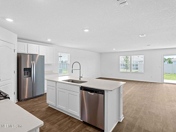 3rd image of 197 Circle Dr E