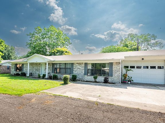 2nd image of 301 Jenny Lind Dr