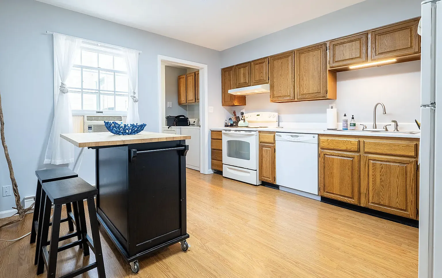 2 bed, 2.5 bath, 1600 sqft, $2,300 — Photo 2