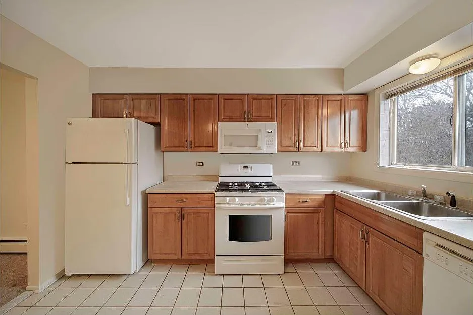 103 E Dundee Rd — Photo 3