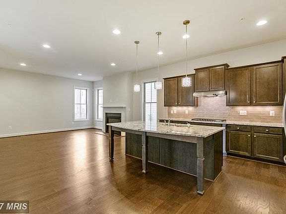 3rd image of 22705 Broadway Ave