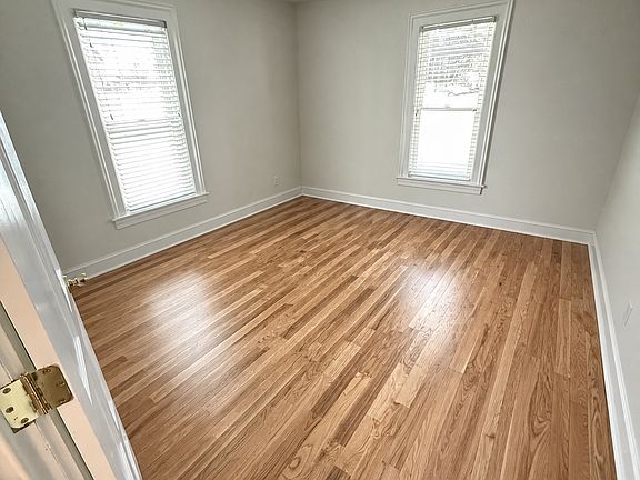 4th image of 528 Cook St