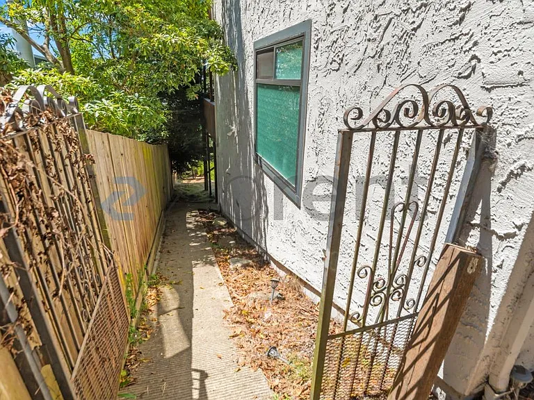 1127 Contra Costa Dr — Photo 2