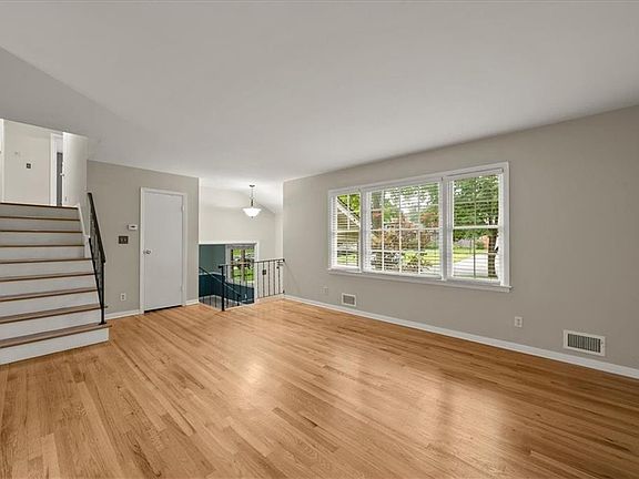 4th image of 9009 Grandview Dr