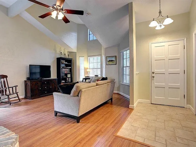 3515 Meadowcrest Ln — Photo 4