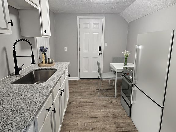 2nd image of 4004 Sackett Ave Unit 2