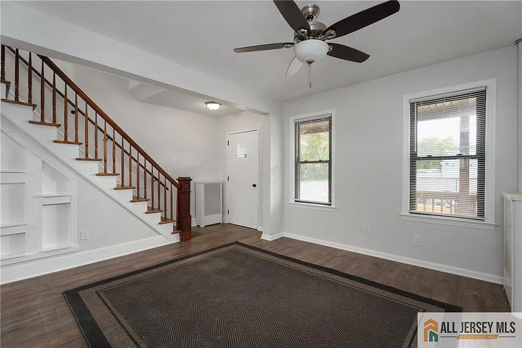 3 bed, 2.0 bath, 1091 sqft, $3,700 — Photo 3
