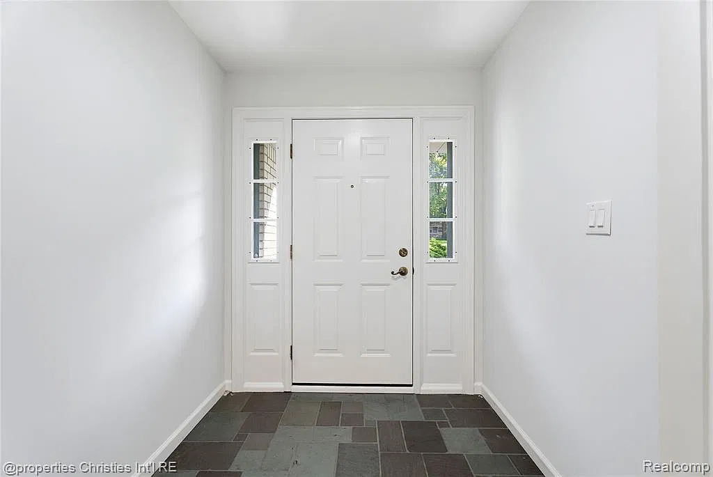 3 bed, 2.5 bath, 2119 sqft, $3,650 — Photo 4