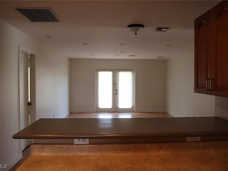 320 Harry Ave S — Photo 5