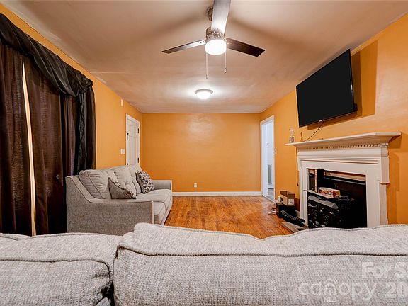 3rd image of 327 Woodside Dr