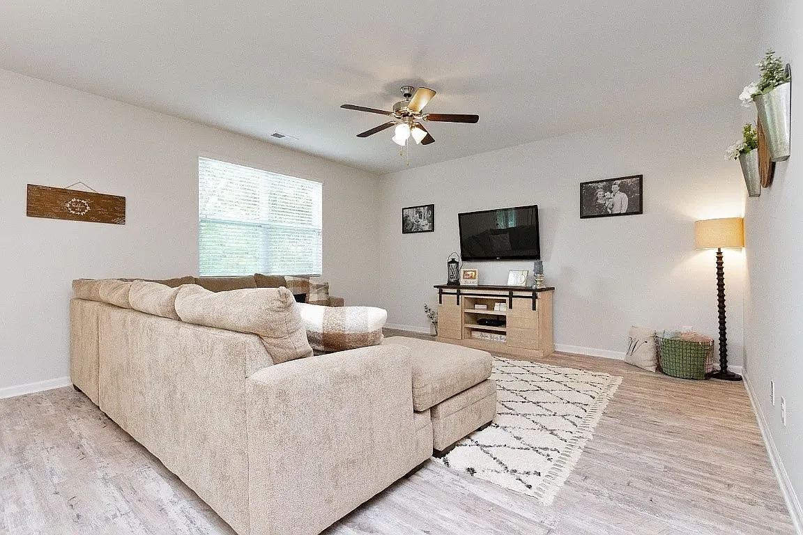 3 bed, 1405 sqft, $1,995 — Photo 4