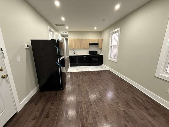 3rd image of 756 S 18th St Floor 3