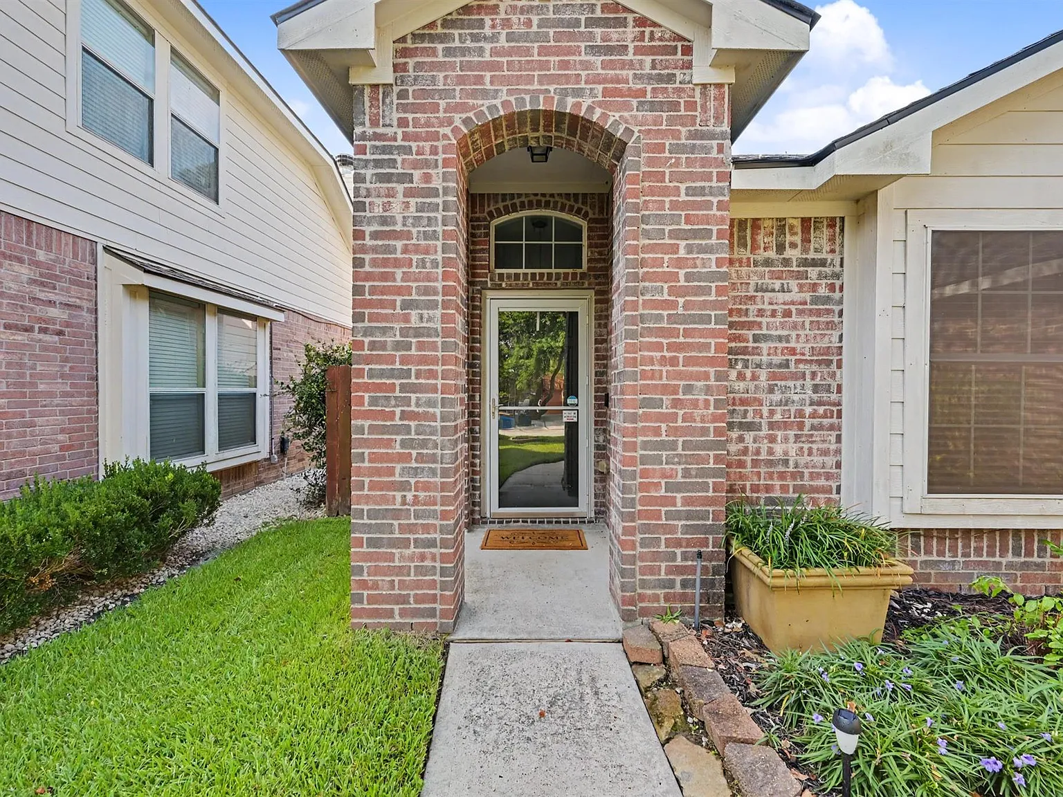 4 bed, 2.0 bath, 1712 sqft, $2,200 — Photo 3