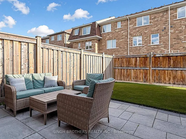 1321 Granrock Cres — Photo 18