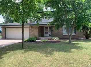 2112 Burlington Dr, Midland, MI 48642