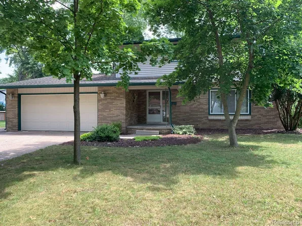 2112 Burlington Dr, Midland, MI 48642