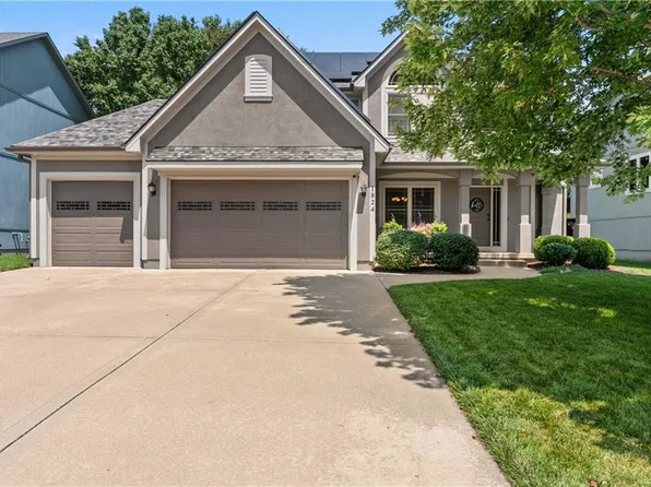 1824 NE Woodview Ln, Lees Summit, MO 64086