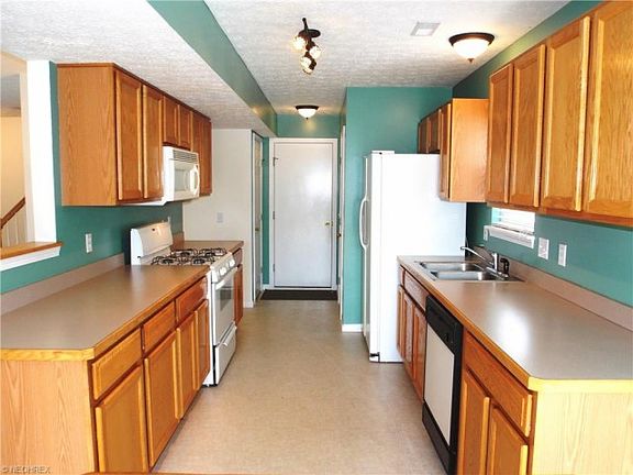 4th image of 1085 Bennington Ct