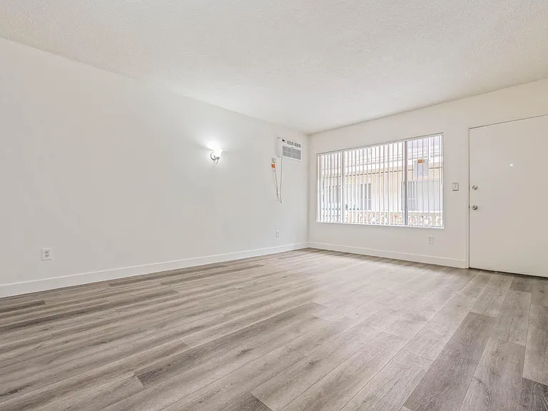 11427 Oxnard — Photo 5