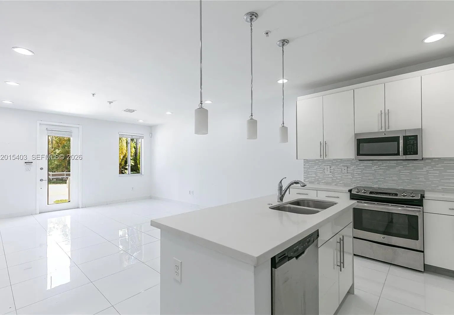 3 bed, 2.5 bath, 1500 sqft, $3,600 — Photo 2