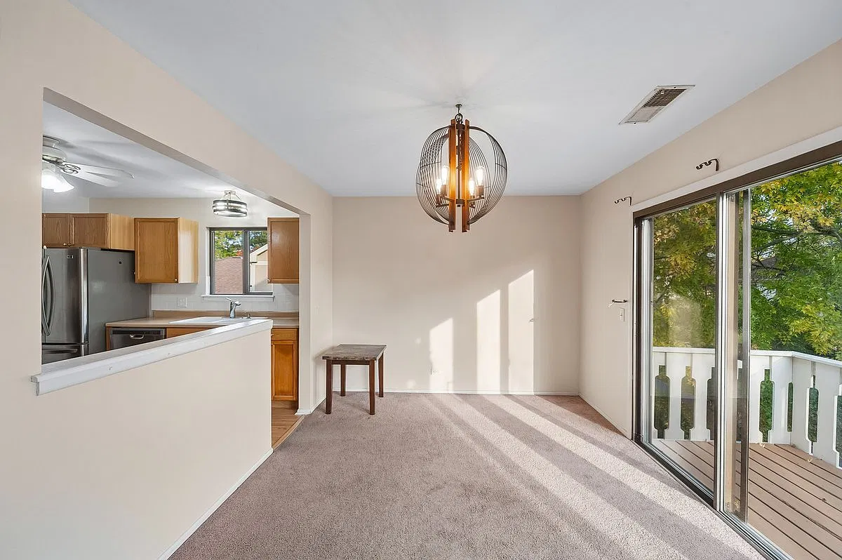 1102 Woodbury Ln — Photo 3