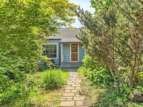 54 Gresham St, Ashland, OR 97520