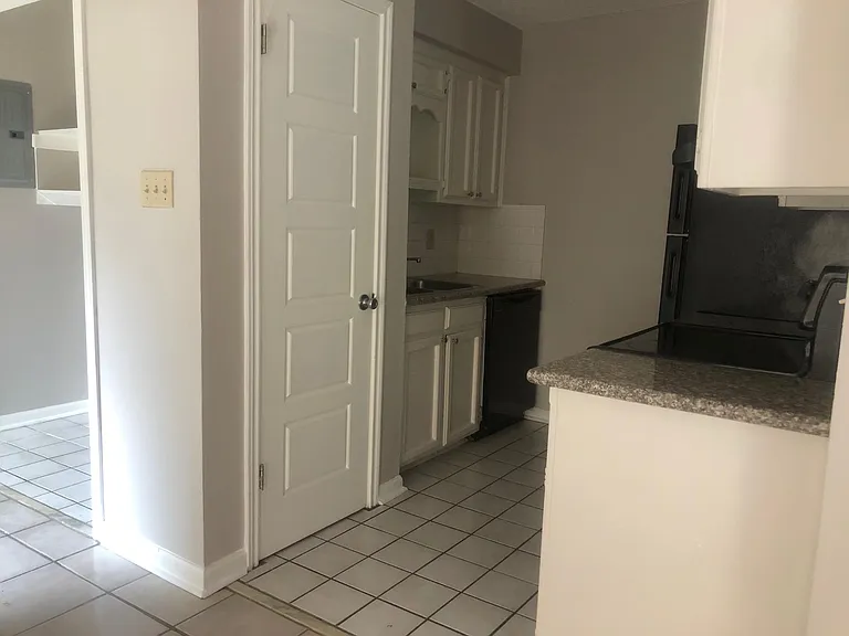 1118 Willow Creek Dr — Photo 4