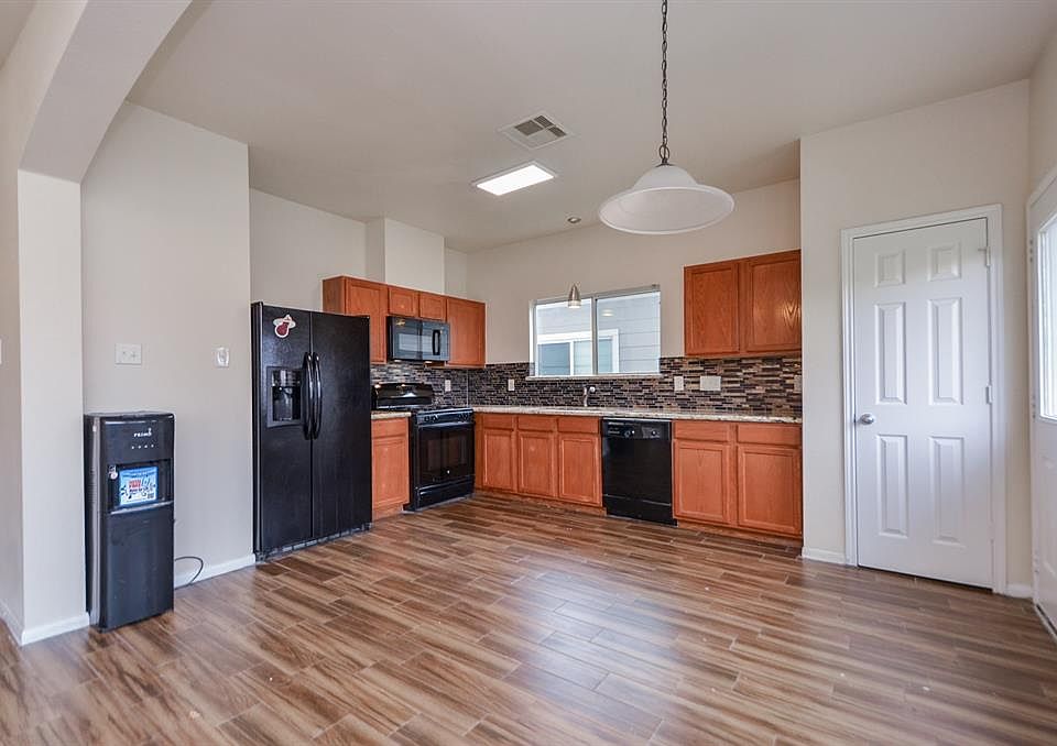 1st image of 1625 Claremont Garden Cir
