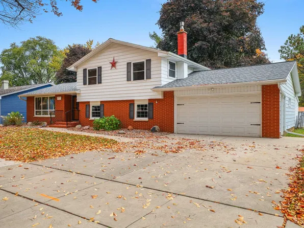 1216 Royal Blvd, Green Bay, WI 54303