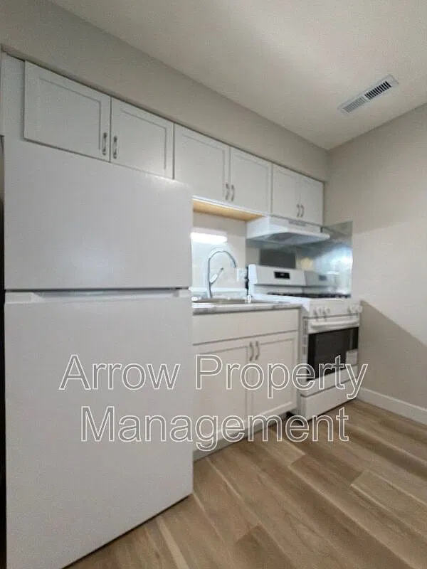 2 bed, 1.0 bath, $950 — Photo 2