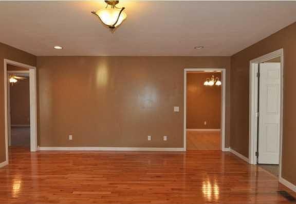 3rd image of 225 Glenda Dr